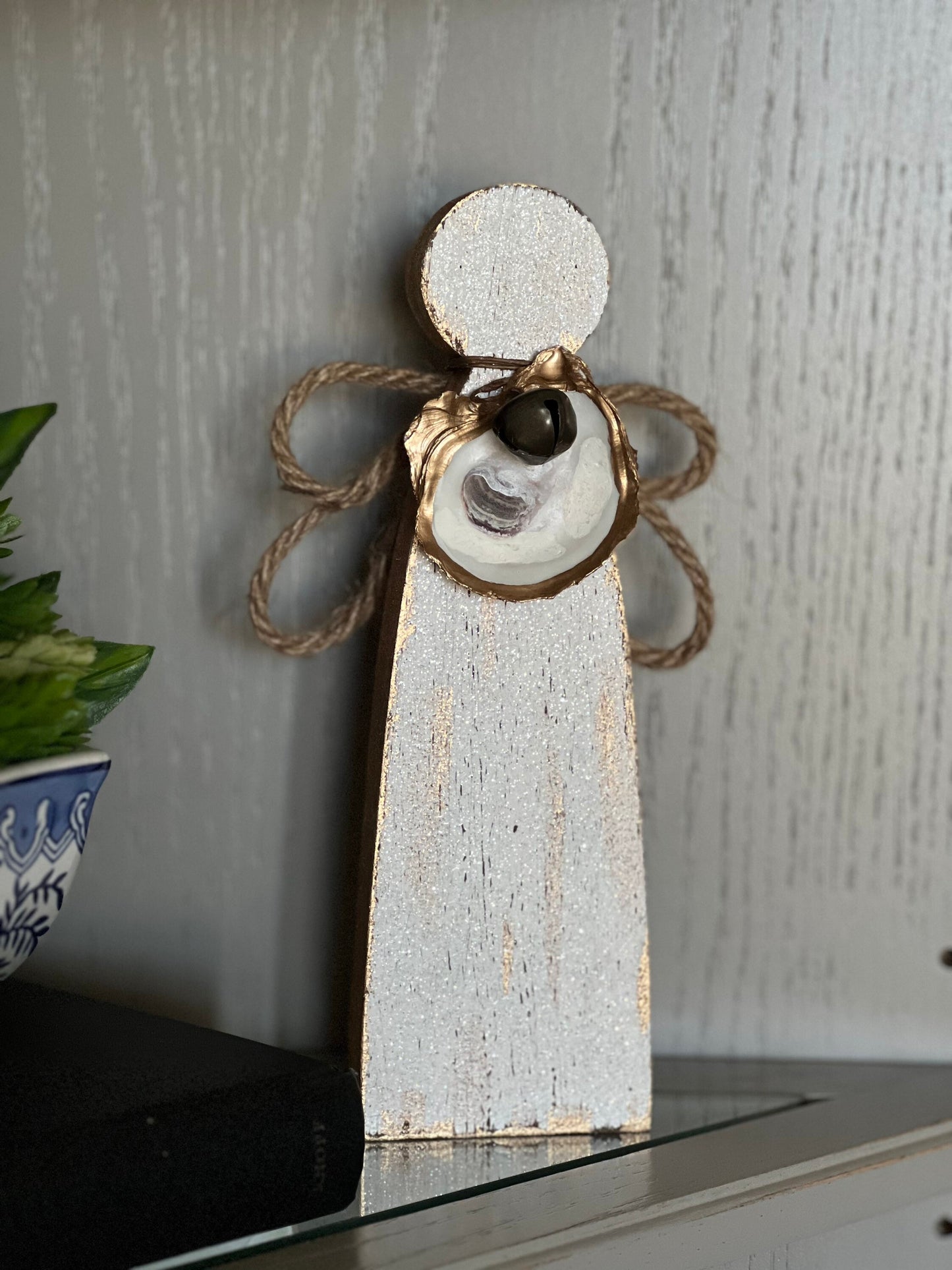Small Angel oyster shell sitter